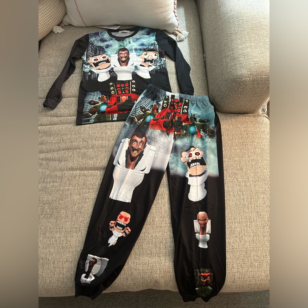 NWT Boys skibidi toilet pajamas set